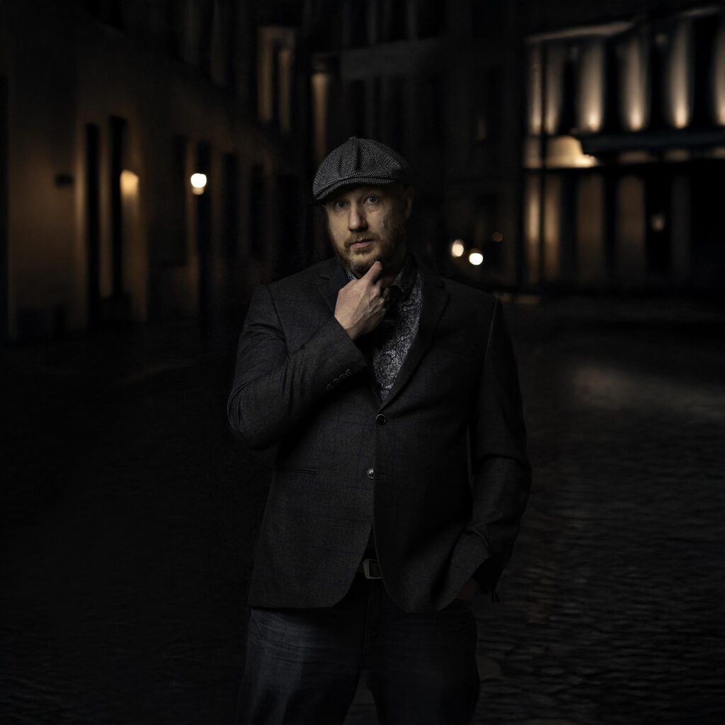 Portret męski w miejskim klimacie nocą — elegancka sesja zdjęciowa Leszno