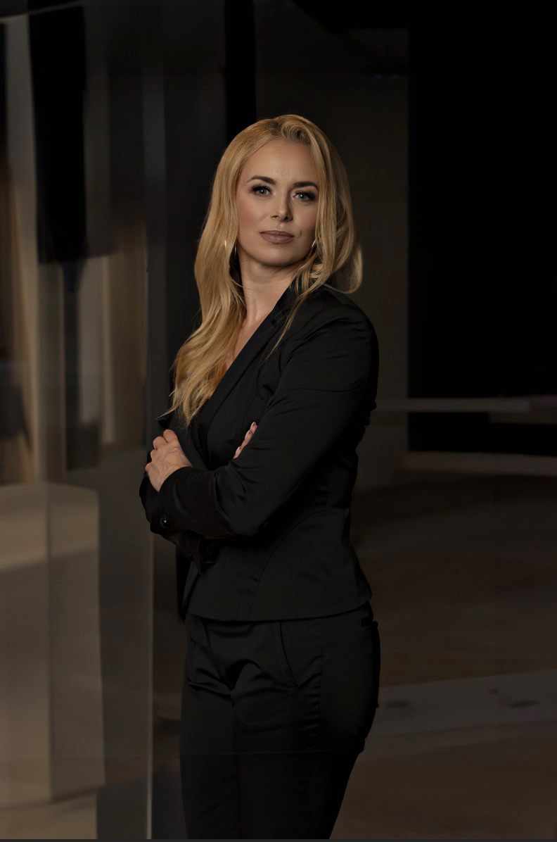 Kobiecy portret biznesowy kobiety w czarnym garniturze, elegancka sesja wizerunkowa do LinkedIn i materiałów firmowych.